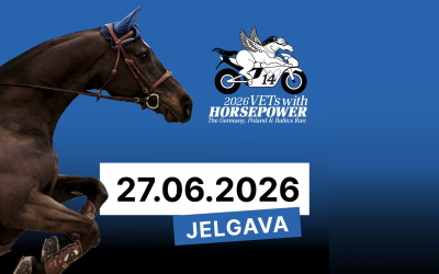 Uz zila fona redzams kustībā attēlots zirgs un pasākuma “2026 VETs with Horsepower – The Germany, Poland & Baltics Run” logotips ar spārnotu zirgu uz motocikla. Plakātā lieliem burtiem norādīts datums 27.06.2026. un norises vieta Jelgava.